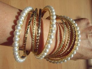 CONJUNTO DE PULSEIRAS EM PEROLAS